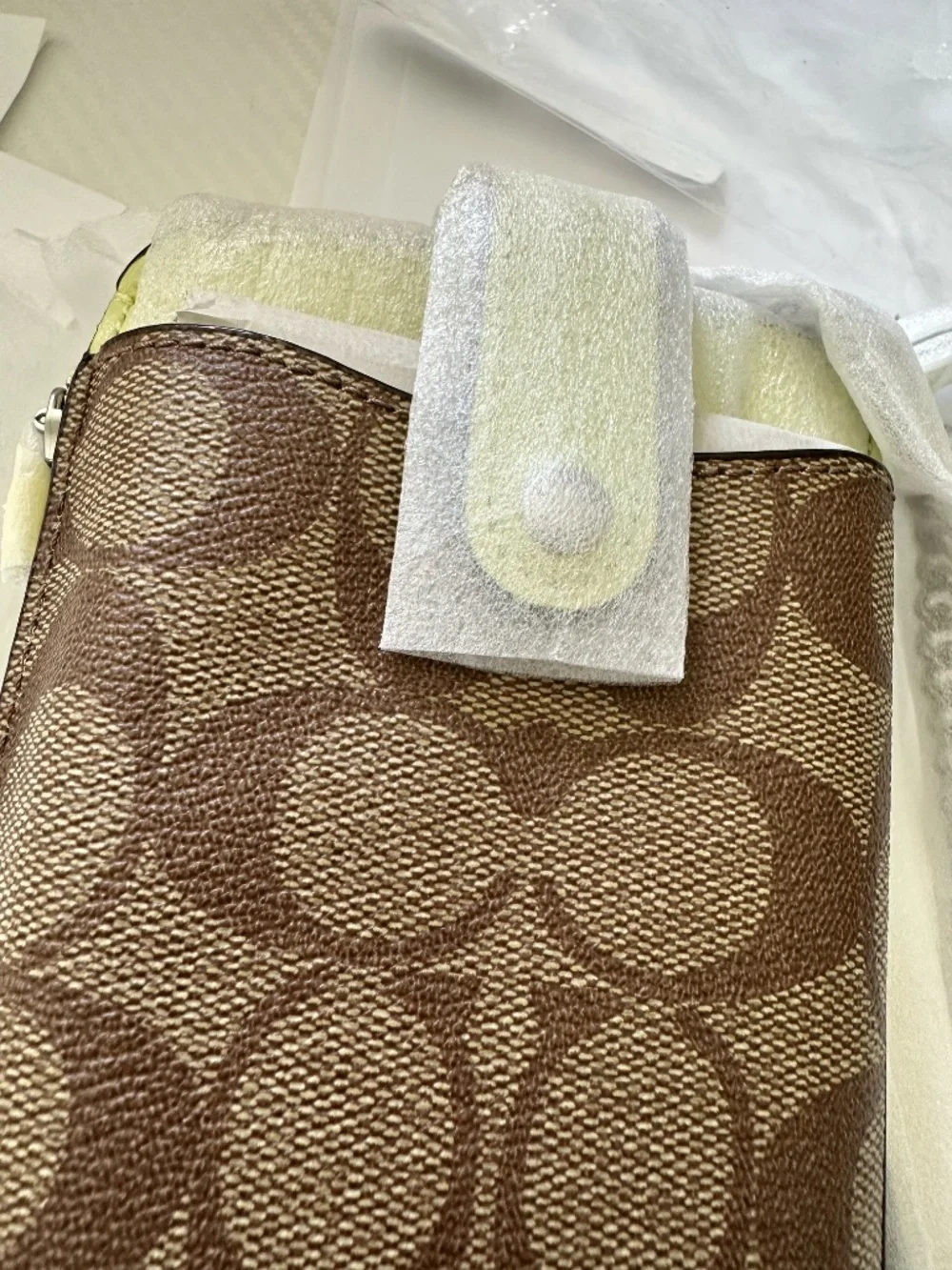 Coach  NORTH SOUTH PHONE CROSSBODY IN SIGNATURE CANVAS